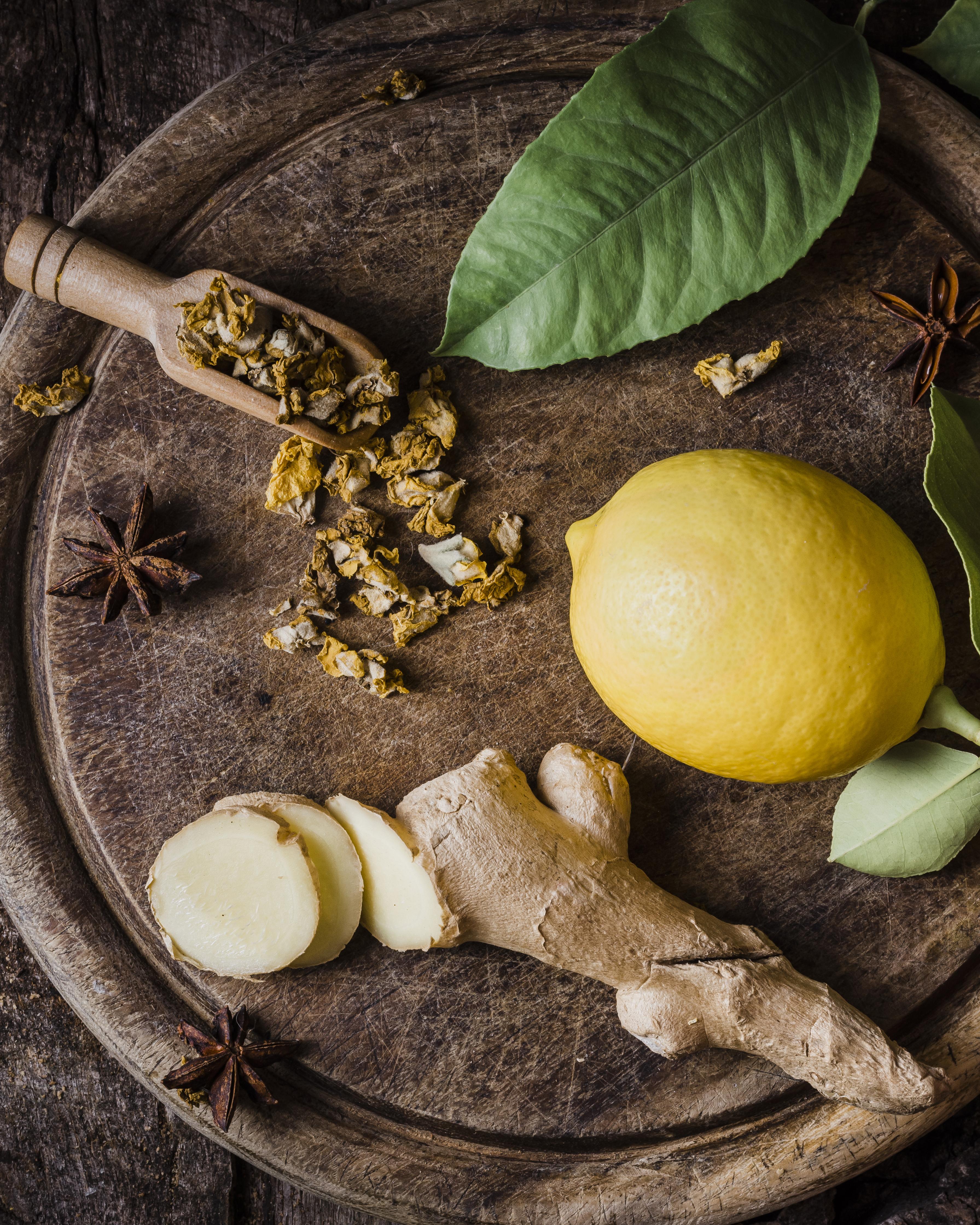 files/top-view-lemon-ginger-slices-cutting-board.jpg